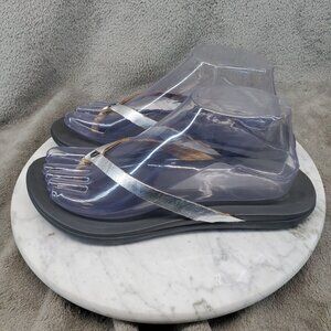 OluKai Shoes Womens Size 8 Ho'Opio Silver Leather Slip On Thong Sandals